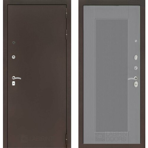 Входная дверь Labirint Classic Антик медный 30 Амстрод Серый софт рельеф 880x2050, открывание правое