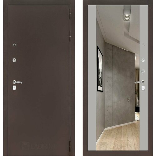 Входная дверь Labirint Classic 'Антик медный' с зеркалом Максимум 'Грей Софт (Серый светлый)' 960x2050, открывание левое