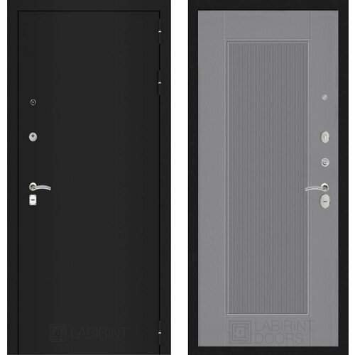 Входная дверь Labirint Classic Шагрень черная 30 Амстрод Серый софт рельеф 880x2050, открывание правое